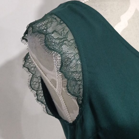 Dynamite Emerald Keyhole Top - Picture 2 of 4